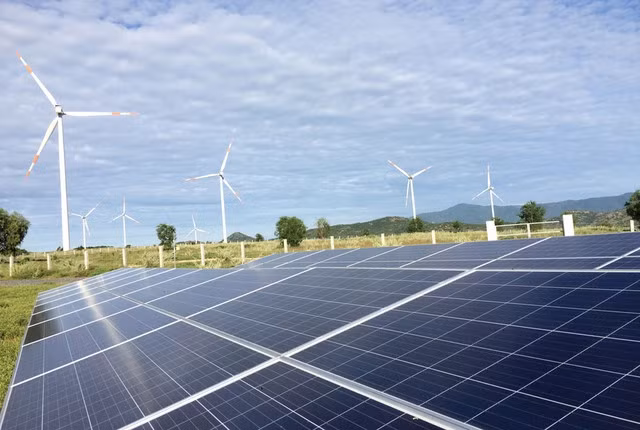 Đến năm 2030, tỷ lệ các nguồn năng lượng tái tạo bao gồm thủy điện, điện gió, điện mặt trời, điện sinh khối chiếm ít nhất 33% tổng sản lượng điện phát.
