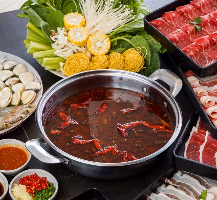 Thực phẩm cay nóng rất có hại đến đường ruột và dạ dày. Ảnh: Xinhua