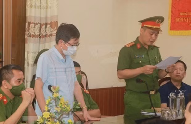 Khoi to them ba bi can thuoc CDC Nam Dinh lien quan den vu Viet A hinh anh 1