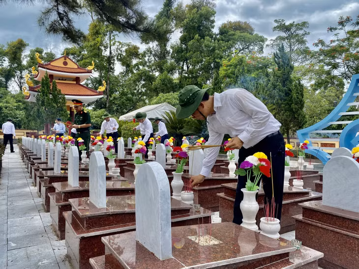 Đoàn đại biểu tỉnh Quảng Ninh thắp hương cho các liệt sĩ tỉnh Quảng Ninh tại Nghĩa trang Liệt sĩ quốc gia Trường Sơn (tỉnh Quảng Trị), ngày 16/7/2022.