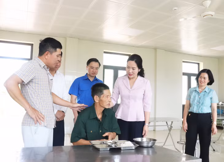 Lãnh đạo tỉnh thăm hỏi, động viên thương binh hạng 1/4 Hoàng Văn Khoa (TX Đông Triều) đang được nuôi dưỡng, chăm sóc tại Trung tâm Điều dưỡng thương binh Nho Quan (tỉnh Ninh Bình), tháng 7/2022. Ảnh: Minh Đức