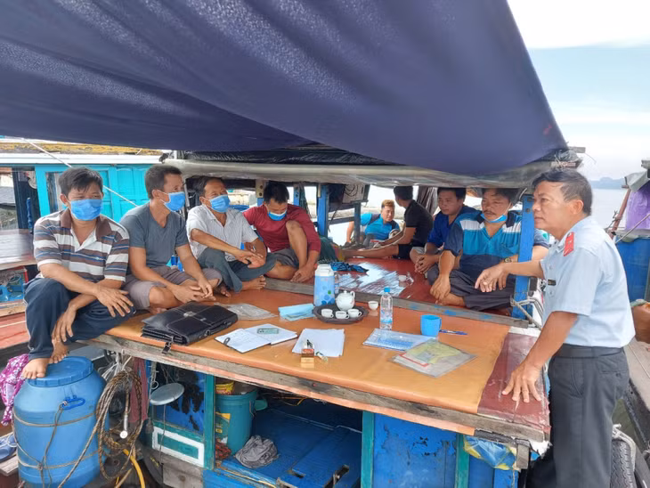 Cán bộ Chi cục Thủy sản (Sở NN&amp;PTNT) hướng dẫn ngư dân thực hiện đăng ký, đăng kiểm tàu cá trên vùng biển Vân Đồn.