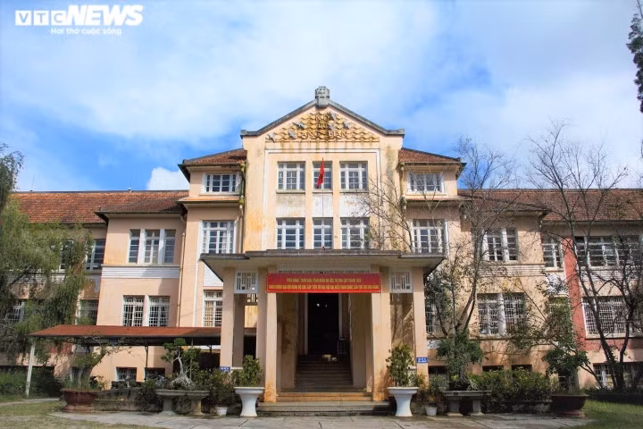 Không chỉ đơn thuần là một ngôi trường - nơi diễn ra các hoạt động dạy và học mà đây còn là một công trình kiến trúc lưu giữ những giá trị lịch sử. Lúc sinh thời, Hoàng hậu Nam Phương từng học tại ngôi trường này. Đây cũng là ngôi trường nữ trung học đầu tiên dạy chương trình Pháp ở Đông Dương thời điểm đó.
