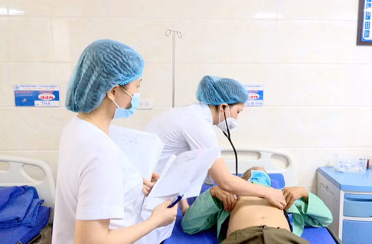 Bệnh nhân cao tuổi nhập viện do nắng nóng.