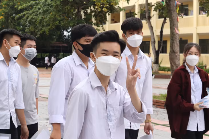 Sau 90 phút làm bài, thí sinh rời phòng thi trong tâm trạng khá thoải mái, vui vẻ. Ảnh: Minh Đức.