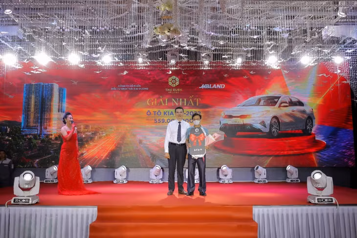 Vị khách hàng đã may mắn trở thành chủ nhân của giải thưởng lớn nhất, xe sang KIA trị giá gần 600 triệu đồng.
