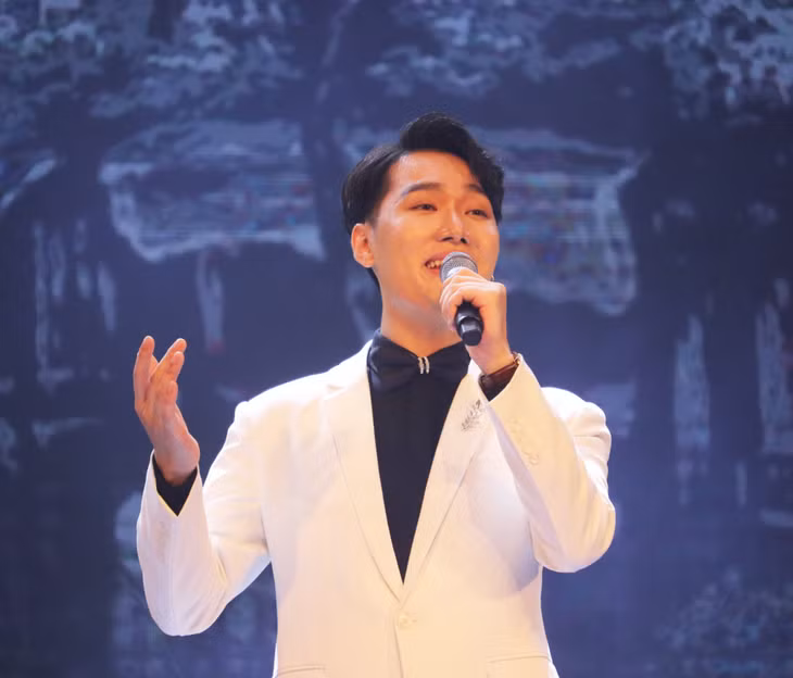Thí sinh Mạc Quang Thiện, SBD 16 đến từ Quảng Yên với giọng hát truyền cảm xúc qua ca khúc "Hướng về Hà Nội"