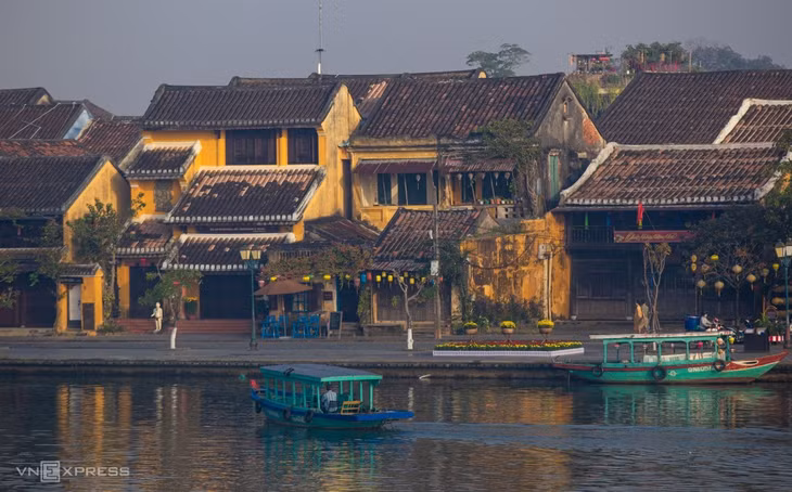 Phố cổ Hội An, Quảng Nam không thể không có mặt trong quyển hộ chiếu mới. Hội An thu hút khách trong và ngoài nước do giữ được nét hoài cổ với những căn nhà cổ, mái ngói, sơn màu vàng nghệ, bên cạnh sông Hoài lung linh mỗi tối khi mọi người cùng nhau thả hoa đăng. Hội An được UNESCO công nhận là Di sản văn hóa thế giới vào năm 1999. Ảnh: Phan Công Nguyên