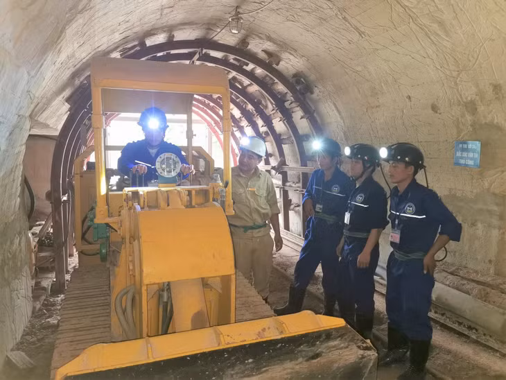 Thầy giáo Nguyễn Văn Khoát hướng dẫn học sinh vận hành máy xúc lật hông.