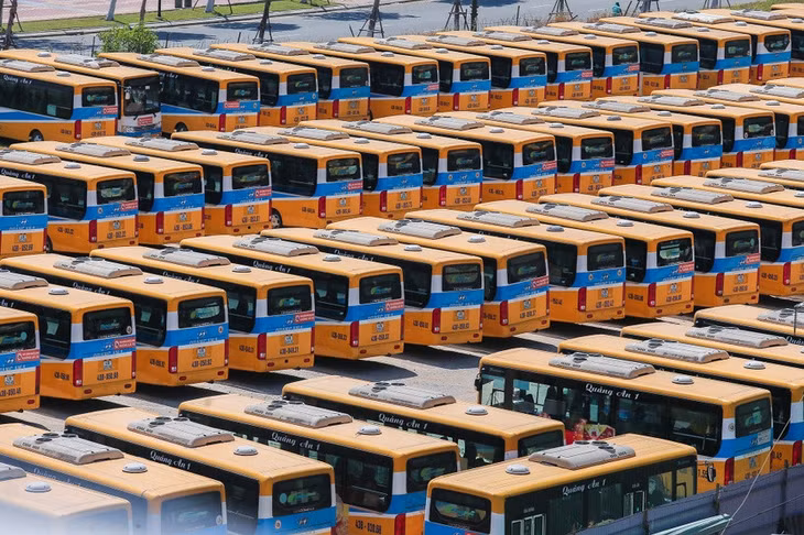 Hiện, giá xăng dầu điều chỉnh theo chu kỳ 10 ngày, nên các doanh nghiệp kinh doanh vận tải khó điều chỉnh giá cước ngay. Ảnh: Đoàn Nguyên.