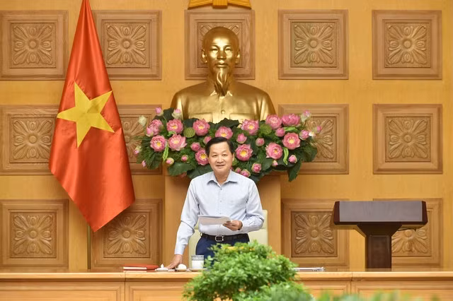 Phó Thủ tướng Lê Minh Khái giao Bộ Tài chính chủ trì, phối hợp với các cơ quan khẩn trương nghiên cứu, báo cáo Chính phủ, cấp có thẩm quyền về phương án điều chỉnh, giảm thuế đối với xăng dầu theo quy định; nghiên cứu phương án giảm các loại thuế khác để hỗ trợ cho người dân, doanh nghiệp. Ảnh VGP/Quang Thương