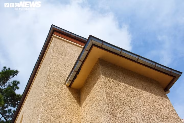 Khối lớp học được thiết kế hai tầng, tường ngoài tầng trệt ốp đá với những cửa sổ hình cung gãy, các tầng trên có tường xây gạch và cửa sổ ô vuông.