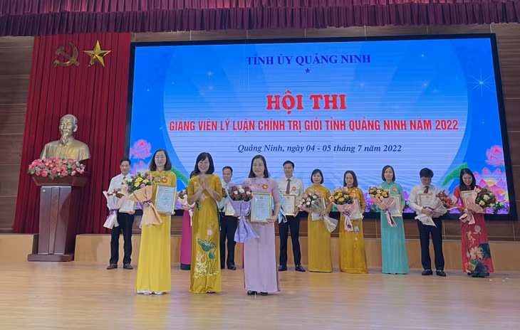 Lãnh đạo Ban Tuyên giáo Tỉnh ủy trao giải Nhì cho thí sinh Nguyễn Thị Thanh Thái (Trưởng phòng Văn hóa và Thông tin huyện Cô Tô) và Bùi Thị Quỳnh (Ban Tuyên giáo - Trung tâm Chính trị Thị ủy Đông Triều).
