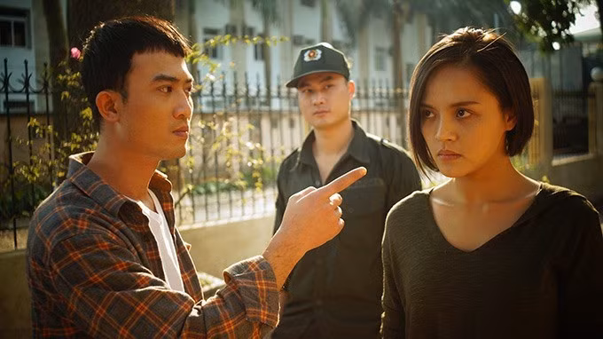 Cảnh “bảo kê” của Doãn Quốc Đam trong “Quỳnh Búp Bê“. Ảnh: NSX