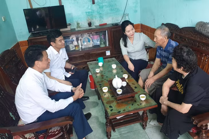 PCT UBND tỉnh Nguyễn Thị Hạnh thăm hỏi sức khỏe thương binh 2/3 Dương Văn Hợi, xã Đại Bình, huyện Đầm Hà. 