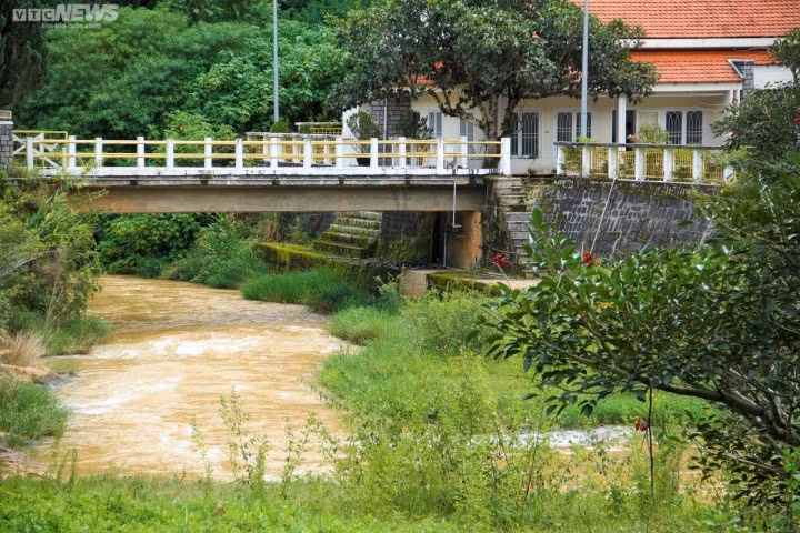 Lối vào nơi này là khu vườn rợp bóng cây với những chiếc cầu nhỏ bắc ngang suối Vàng.