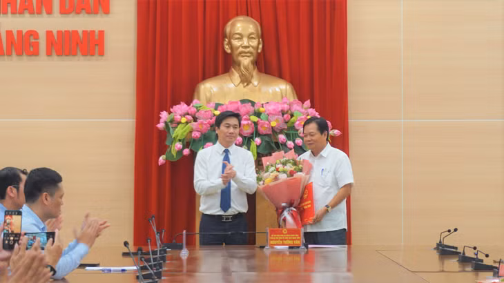 Đồng chí Nguyễn Tường Văn, Chủ tịch UBND tỉnh trao quyết định điều động và bổ nhiệm có thời hạn cho đồng chí Phạm Ngọc Vinh.