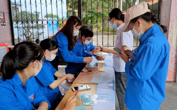 Các lực lượng vòng ngoài phục vụ Kỳ thi vẫn duy trì đầy đủ quân số, hỗ trợ, đồng hành cùng sĩ tử đi thi.