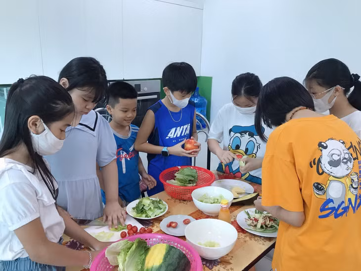 Lớp học nấu ăn tại Cung Văn hóa thanh thiếu nhi Quảng Ninh.
