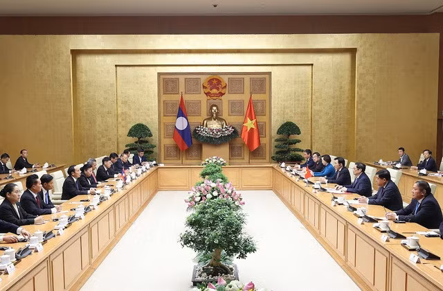 Thủ tướng Phạm Minh Chính, Phó Chủ tịch nước Lào Bounthong Chitmany nhất trí thúc đẩy các cơ quan, địa phương triển khai các thỏa thuận đã cam kết, các dự án hợp tác quan trọng giữa hai nước để chào mừng Năm đoàn kết hữu nghị Việt – Lào 2022 - Ảnh: VGP/Nhật Bắc