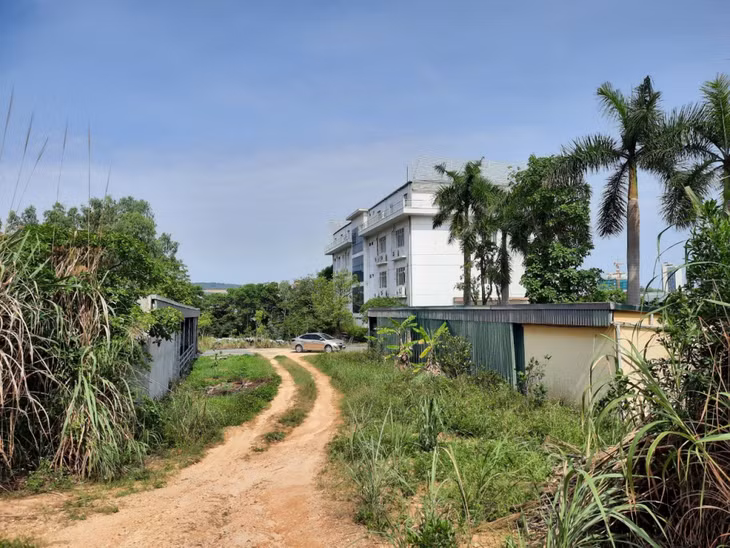 Dự án Bệnh viện quốc tế Hạ Long (phường Hùng Thắng, TP Hạ Long) chậm tiến độ, gây lãng phí tài nguyên đất đai, ảnh hưởng đến đời sống người dân trong vùng dự án. Ảnh: Nguyễn Huế