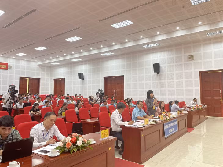 Ban Giám khảo đặt câu hỏi cho thí sinh tại hội thi.