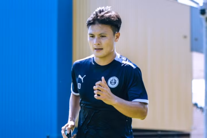 Quang Hải ghi bàn trong trận giao hữu của Pau FC.