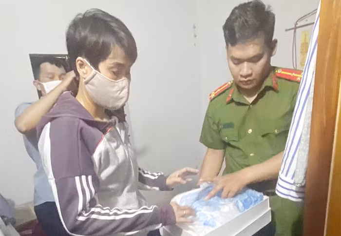Cơ quan Cảnh sát điều tra Công an TX Ba Đồn thực hiện Lệnh khám xét khẩn cấp chỗ ở của Tạ Thị Kiều Nga.