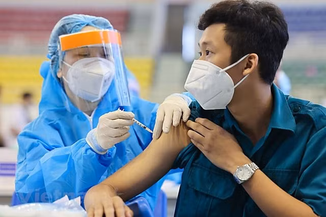Đẩy nhanh hơn nữa việc tiêm vaccine mũi 3, mũi 4 để phòng, chống dịch COVID-19 bùng phát trở lại.