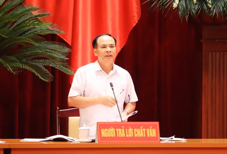 Đồng chí Trần Văn Lâm, Giám đốc Sở Tài chính, trả lời chất vấn.