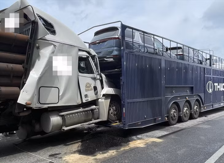 Xe đầu kéo ở cuối leo lên thùng của xe đầu kéo ở giữa đang chở nhiều xe ôtô. Ảnh: DT