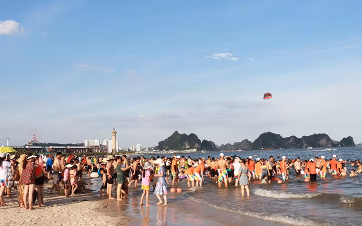 Bãi tắm Hạ Long, Quảng Ninh thu hút đông du khách dịp hè. (Ảnh MINH ĐỨC)