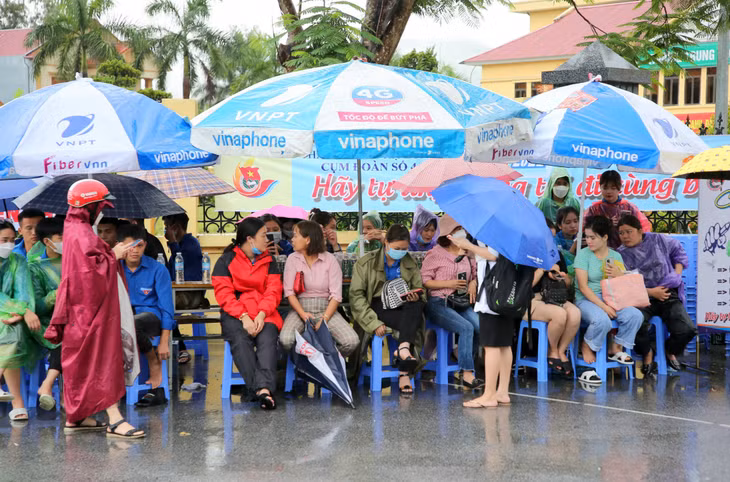 Phía ngoài các điểm thi, khá đông phụ huynh nán lại chờ con em mình hoàn thành bài thi.
