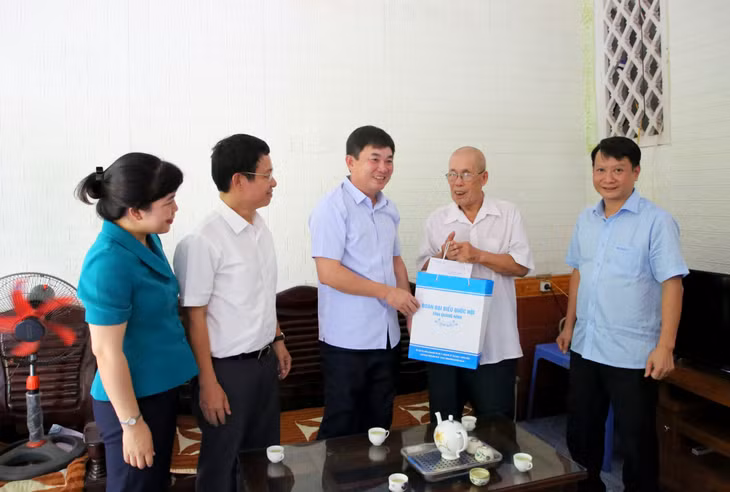 Các đồng chí lãnh đạo tỉnh và lãnh đạo TP Móng Cái tặng quà, động viên thương binh hạng 1/4 Ngô Đức Thanh.