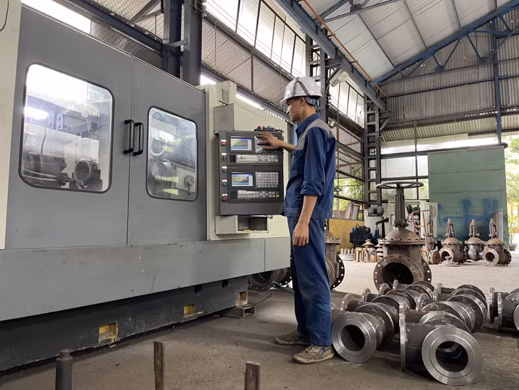 Công nhân Công ty CP Cơ khí Hòn Gai vận hành dây chuyền sản xuất van công nghiệp.