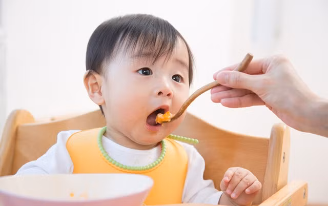 Cho trẻ ăn thức ăn loãng, giàu dinh dưỡng.