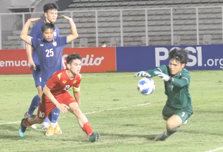 Văn Khang ghi bàn.