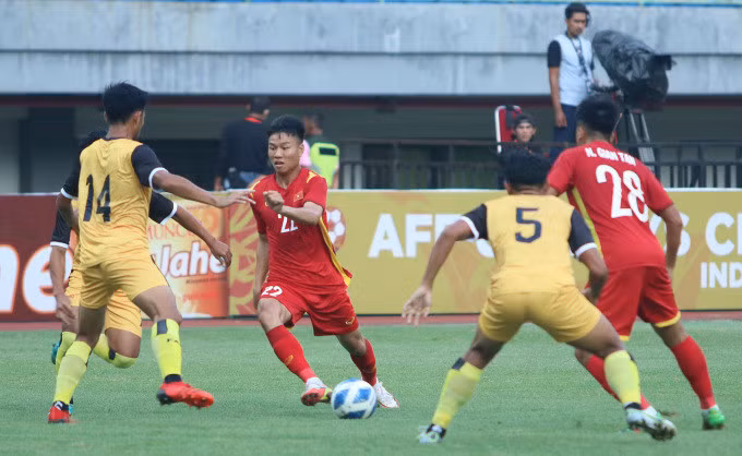 Cầu thủ U19 Việt Nam phối hợp để tìm cách thoát khỏi hàng phòng ngự dày đặc của Brunei. Ảnh: VFF