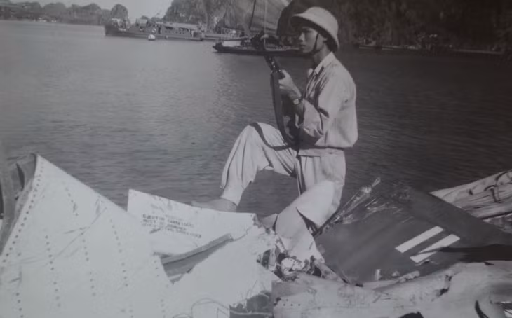 Bộ đội ta thu giữ xác máy bay của viên phi công Mỹ.&nbsp;