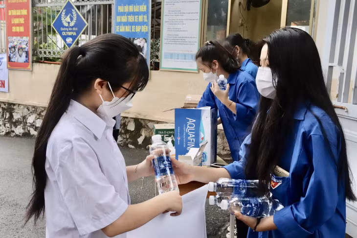 Lực lượng thanh niên tình nguyện tiếp tục có mặt tại các điểm thi, tiếp sức, đồng hành cùng sĩ tử. Ảnh: Minh Đức.