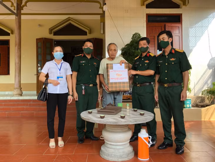 Đại uý Hoàng Mạnh Quyết (ngoài cùng, bên phải) cùng lãnh đạo Ban CHQS huyện Hải Hà tặng quà cho gia đình chính sách trên địa bàn.