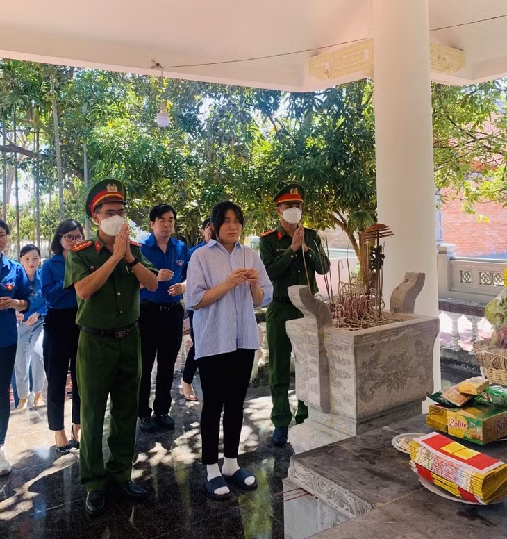 Dâng hương tưởng niệm các anh hùng liệt sĩ tại Nhà bia tưởng niệm xã Quan Lạn.