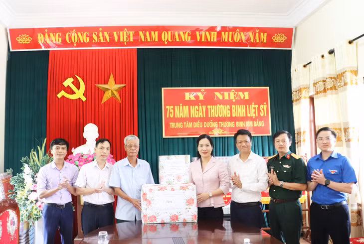 Đồng chí Nguyễn Thị Hạnh, Phó Chủ tịch UBND tỉnh Quảng Ninh tặng quà cho các thương binh đang được nuôi dưỡng tại Trung tâm điều dưỡng thương binh Kim Bảng, tỉnh Hà Nam.