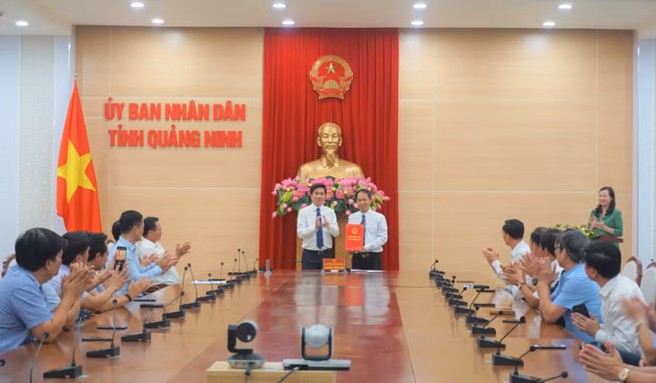 Đồng chí Nguyễn Tường Văn, Chủ tịch UBND tỉnh trao quyết định nghỉ công tác theo quy định cho ông Đinh Quang Hải, Chủ tịch Liên hiệp các Hội Khoa học và kỹ thuật tỉnh.