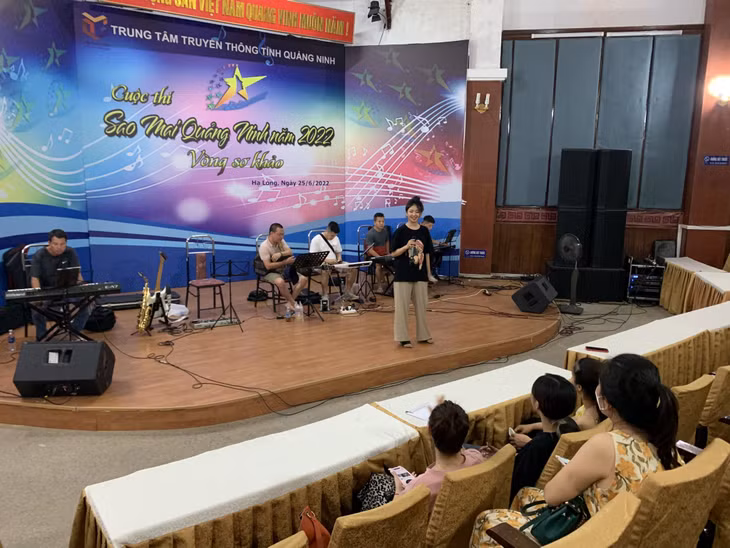 Thí sinh Mai Thu Hương tập luyện 2 ca khúc của dòng nhạc dân gian