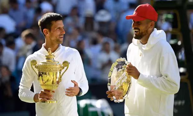 Djokovic (trái) cười đùa cùng Kyrgios sau lễ trao giải. Hai người từng có hiếm khích trước đây nhưng đã làm lành tại Wimbledon năm nay. Ảnh: Reuters