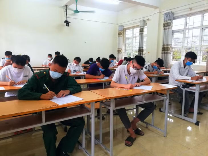 Thí sinh dự thi tại Điểm thi Trường THPT Ba Chẽ chuẩn bị làm bài thi môn Ngữ Văn. Ảnh: Ngọc Lợi (CTV)