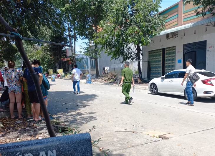Công an đang tới hiện trường vụ 6 người chết trong 1 căn nhà.Ảnh: Đình Trọng