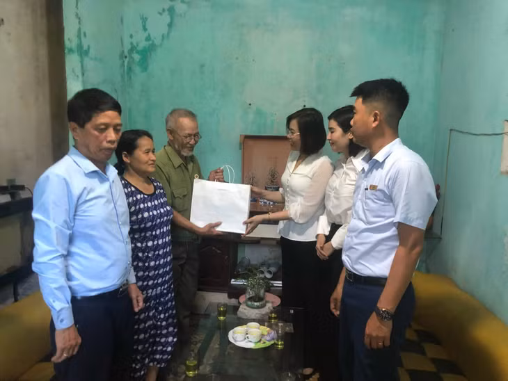 Đ/c Nguyễn Vũ Thu Hòa,Chủ tịch Hội LHPN tỉnh thăm tặng quà gia đình thương binh tại TP Móng Cái.