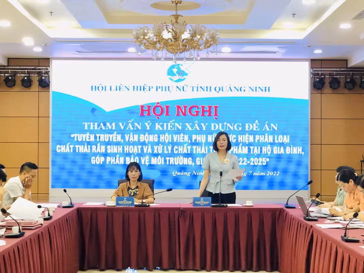 Đồng chí Nguyễn Vũ Thu Hòa, Chủ tịch Hội LHPN tỉnh phát biểu tại Hội nghị.